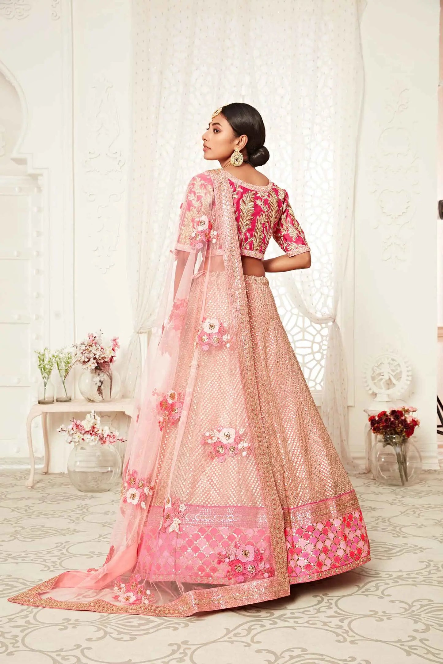 Lehenga rose flamant en soft net avec broderies en fil, dori, zari et sequins