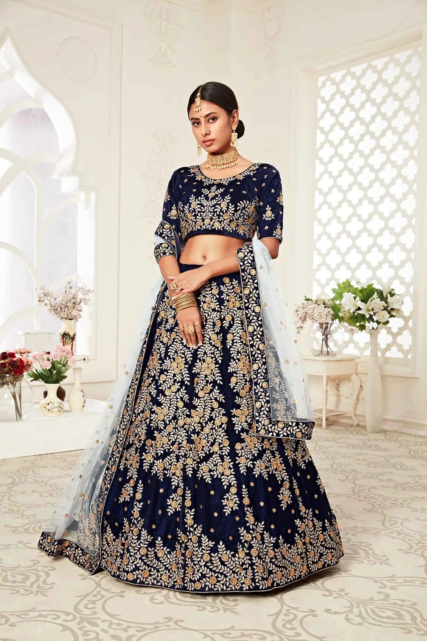 Lehenga bleu marine en velours avec broderies en zari et fil, ornées de finitions diamant (Diamond work)