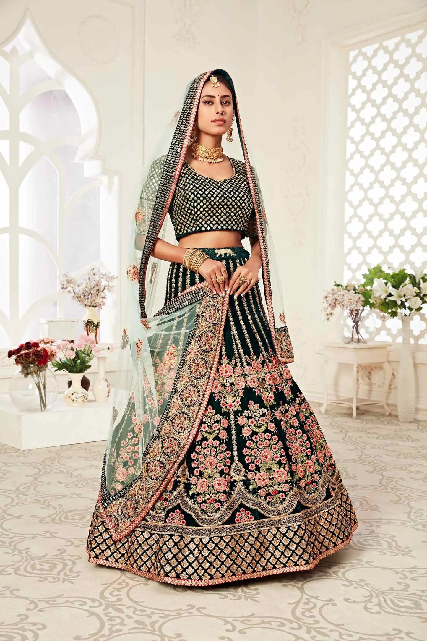 Lehenga vert émeraude en velours avec broderies en zari et fil, ornées de finitions diamant (Diamond work)
