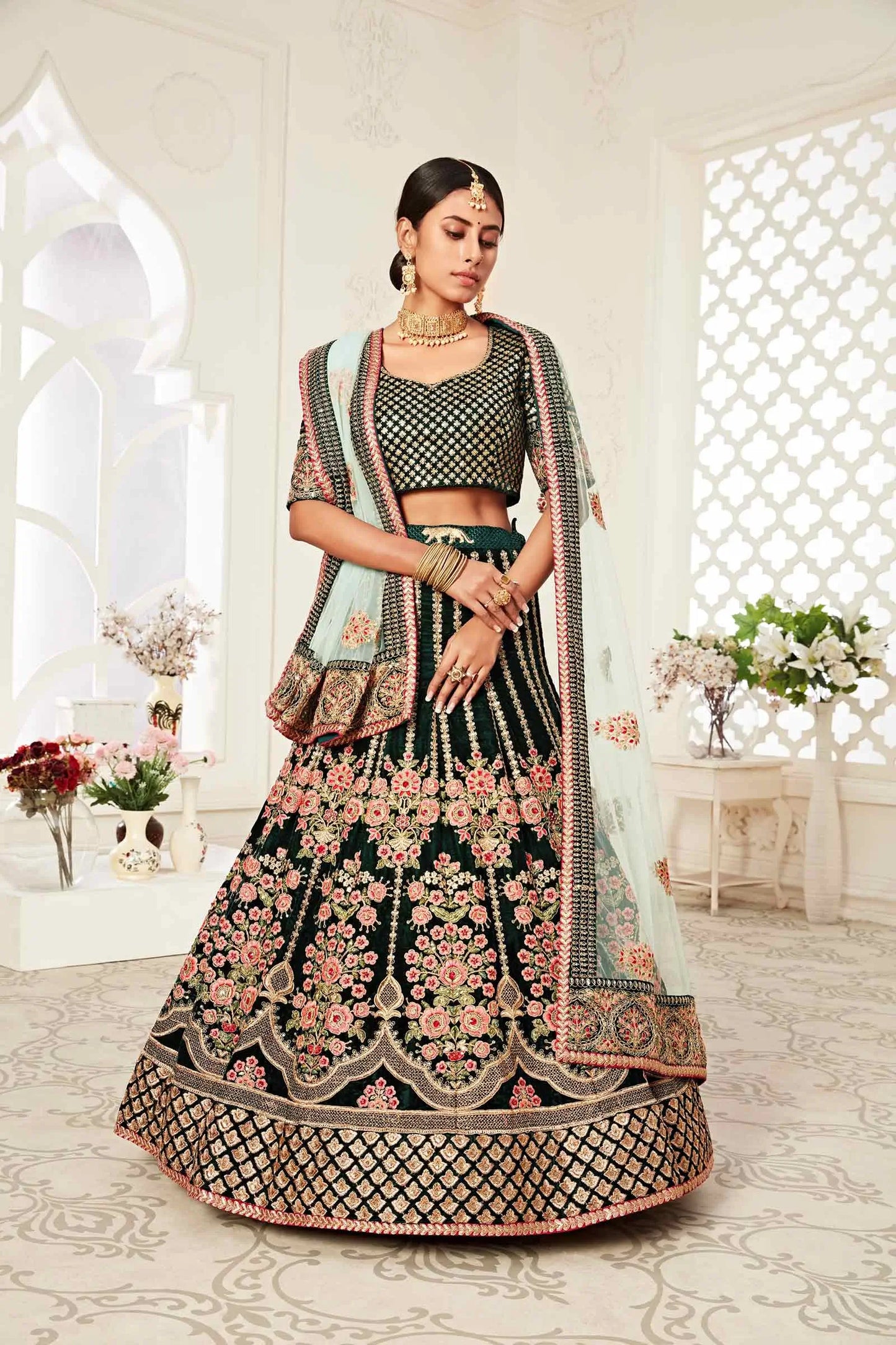 Lehenga vert émeraude en velours avec broderies en zari et fil, ornées de finitions diamant (Diamond work)