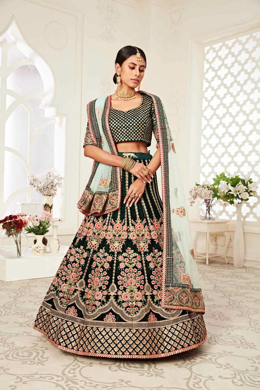 Lehenga vert émeraude en velours avec broderies en zari et fil, ornées de finitions diamant (Diamond work)