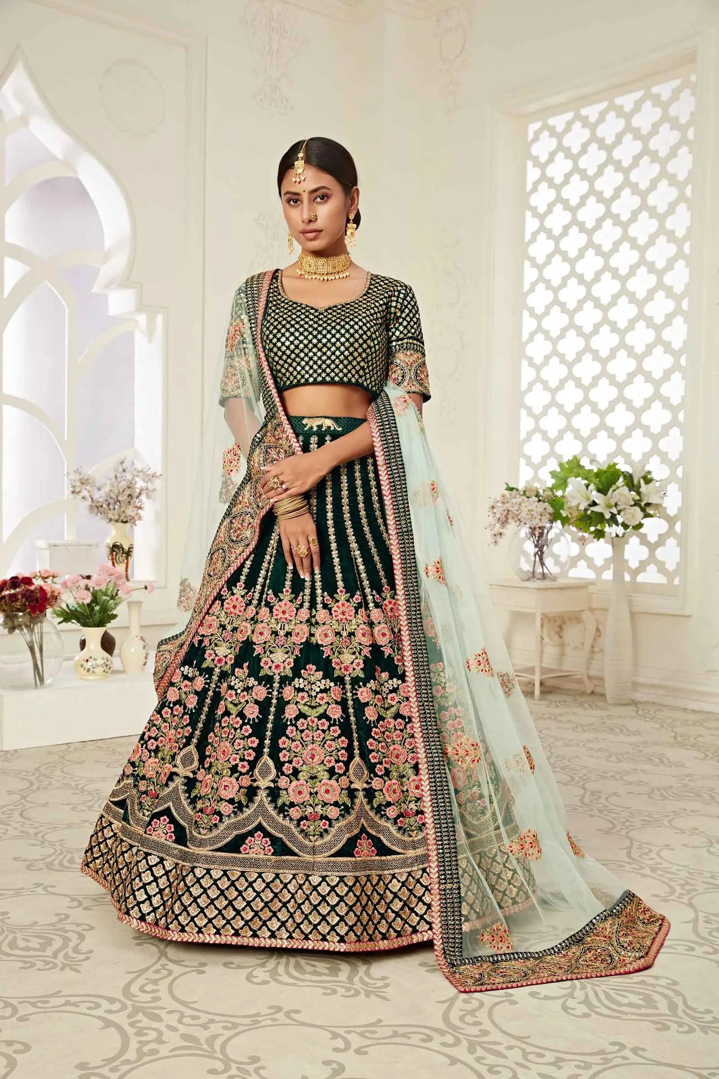 Lehenga vert émeraude en velours avec broderies en zari et fil, ornées de finitions diamant (Diamond work)