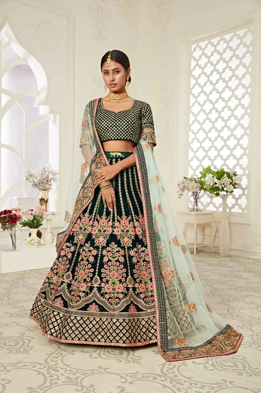 Lehenga vert émeraude en velours avec broderies en zari et fil, ornées de finitions diamant (Diamond work)