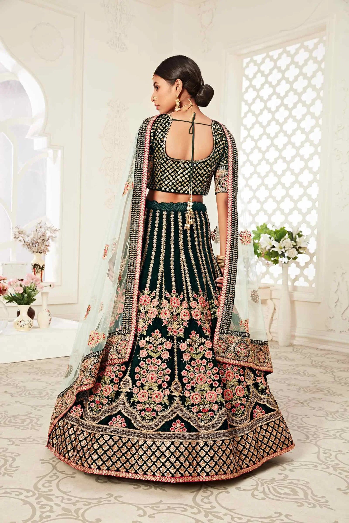 Lehenga vert émeraude en velours avec broderies en zari et fil, ornées de finitions diamant (Diamond work)