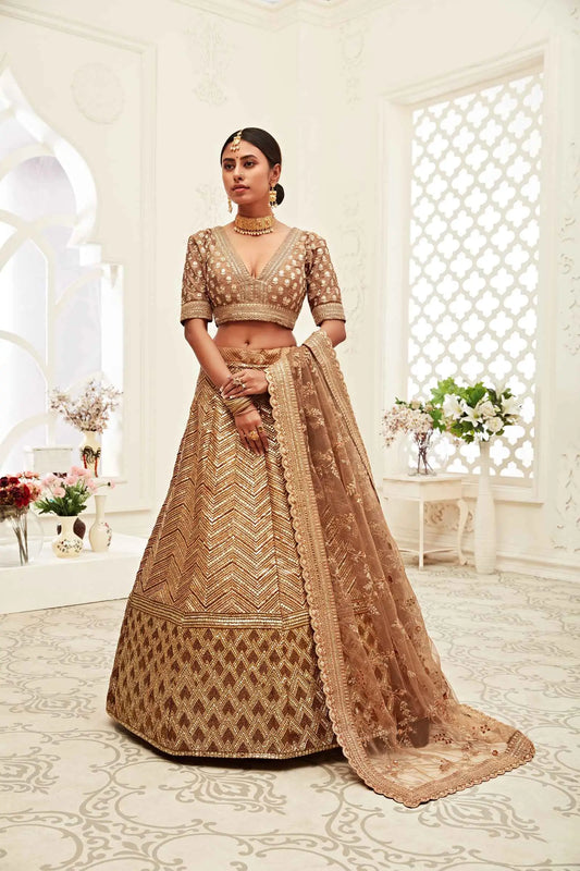 Lehenga en soie marron doré riche avec broderies en fil, dori, zari et sequins