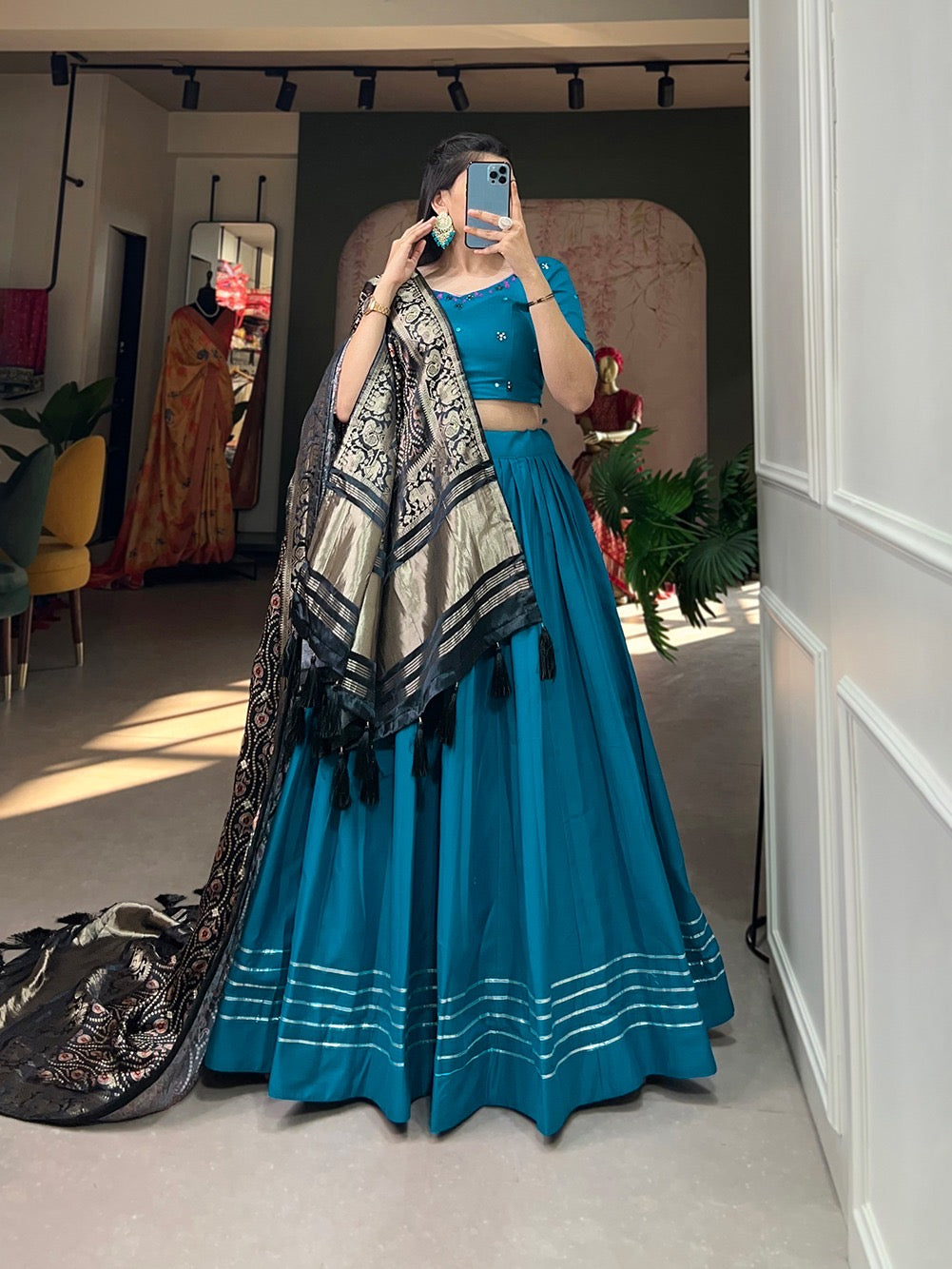 Eleganter rosa-grauer Braut-Lehenga mit Zarkan-Stickerei und Pailletten