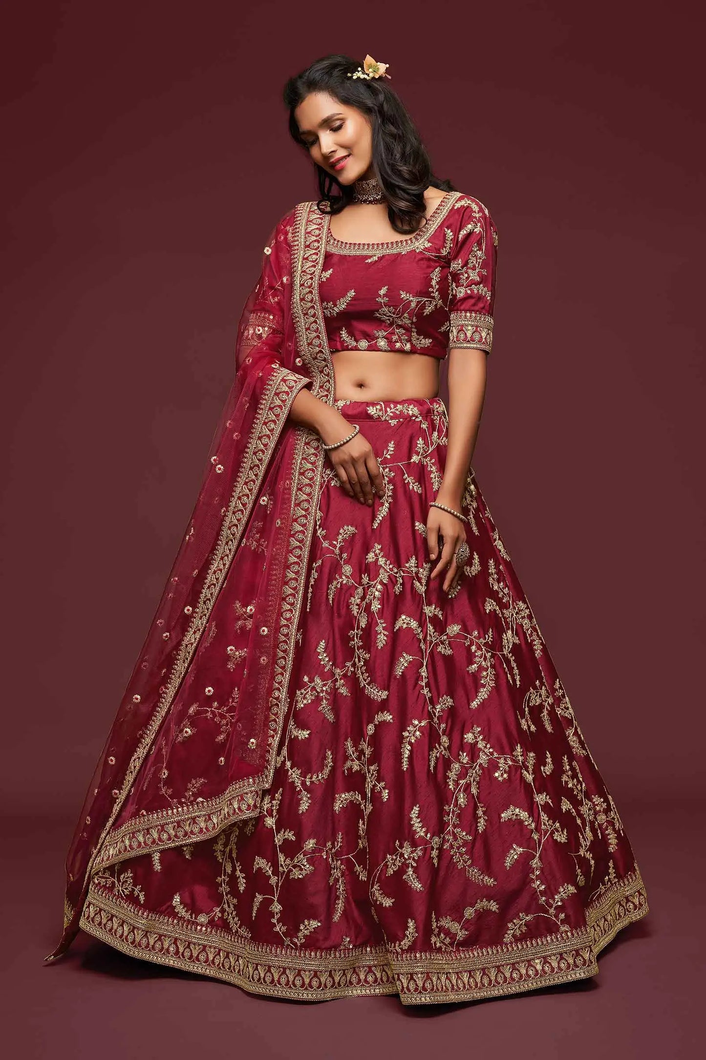 Lehenga Choli en soie marron avec broderie en fil, zari, dori et sequins