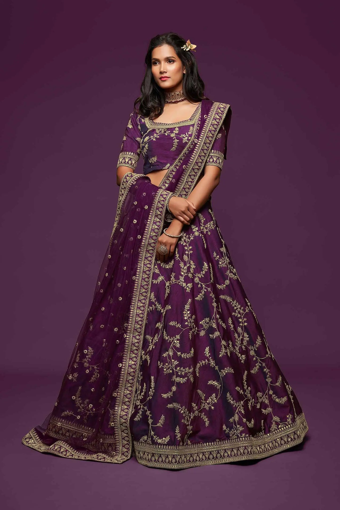 Lehenga Choli en soie couleur violet foncé avec broderie en fil, zari, dori et sequins