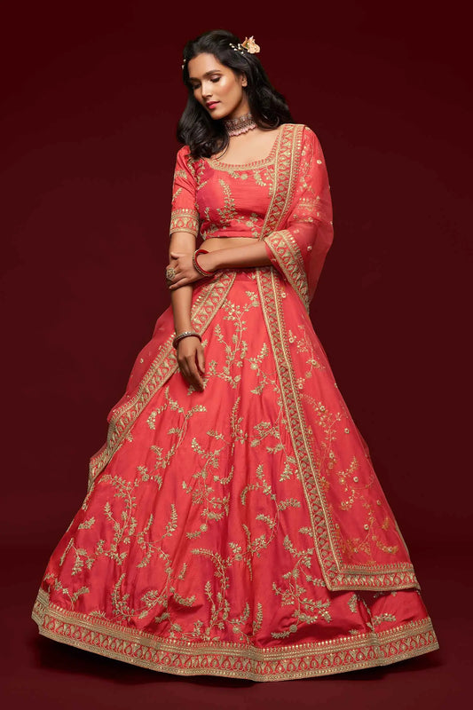 Lehenga choli en soie rouge avec broderies en fil, zari, dori et sequins