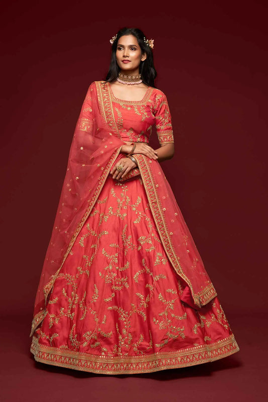 Lehenga choli en soie rouge avec broderies en fil, zari, dori et sequins