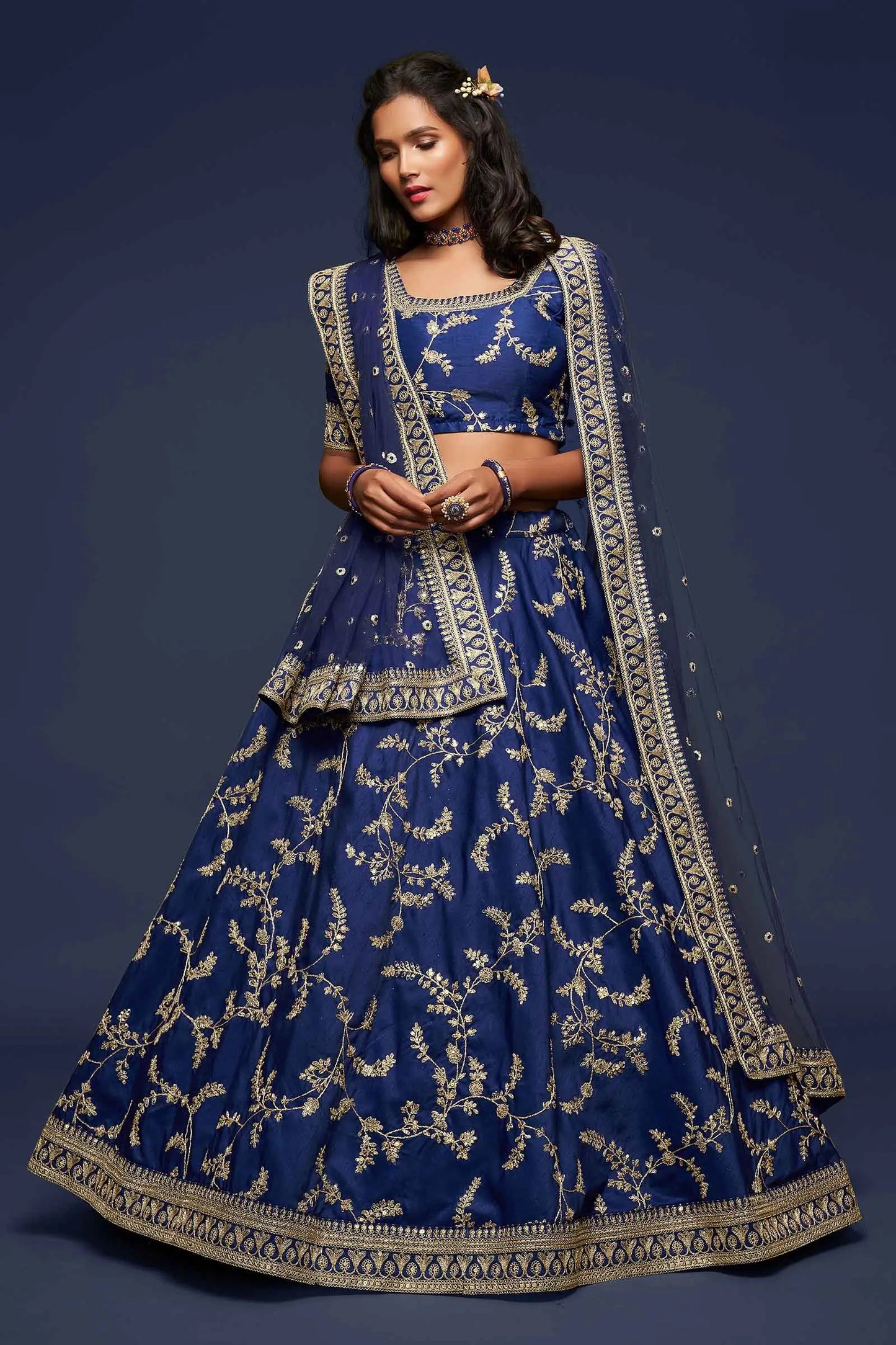 Lehenga Choli en Soie Bleue avec Broderie en Fil, Zari, Dori et Sequins