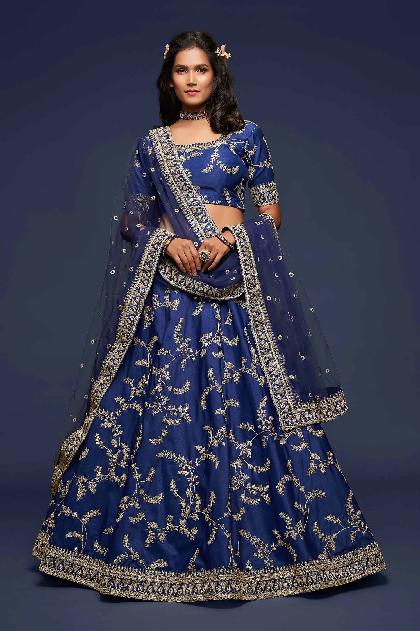 Lehenga Choli en Soie Bleue avec Broderie en Fil, Zari, Dori et Sequins