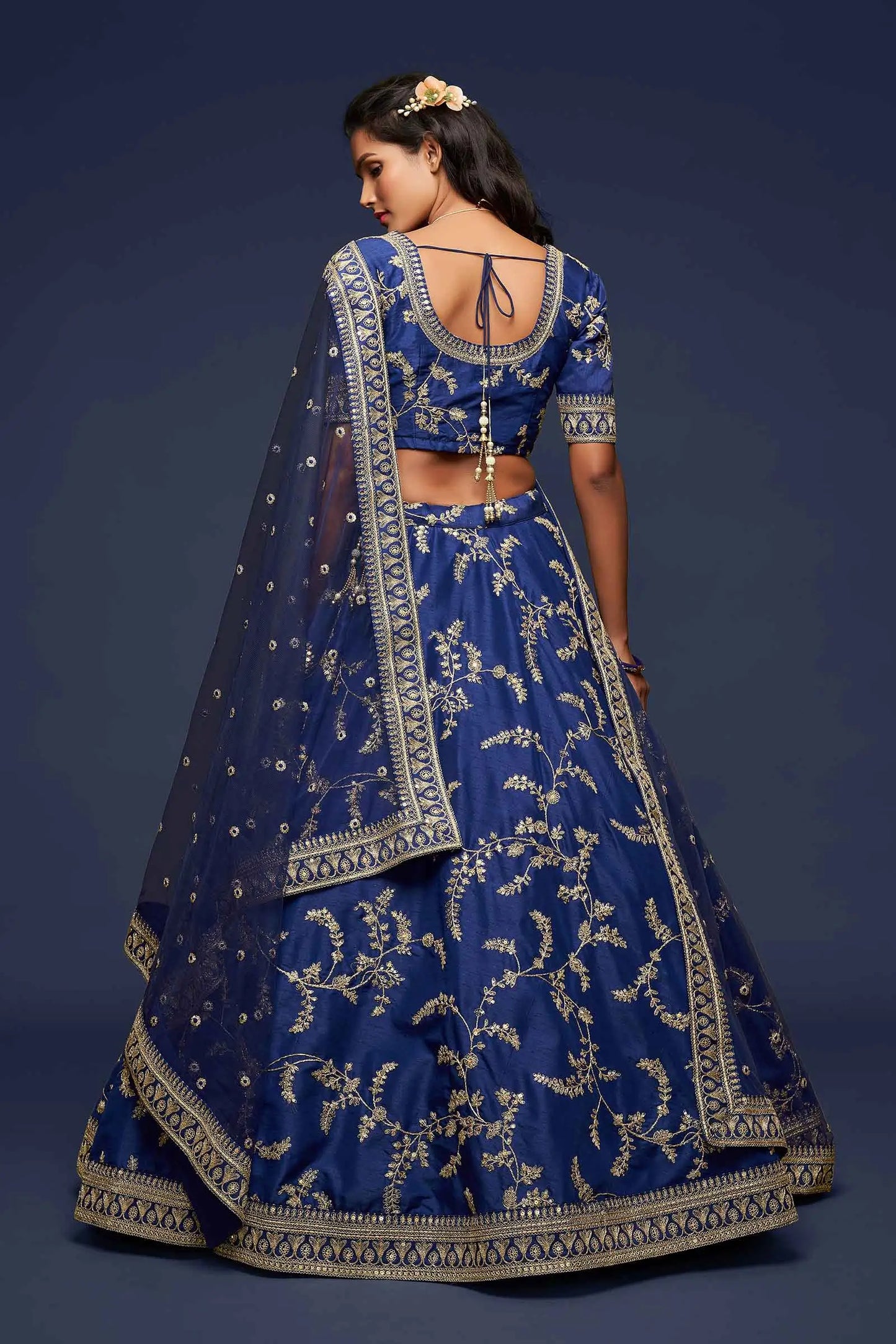 Lehenga Choli en Soie Bleue avec Broderie en Fil, Zari, Dori et Sequins