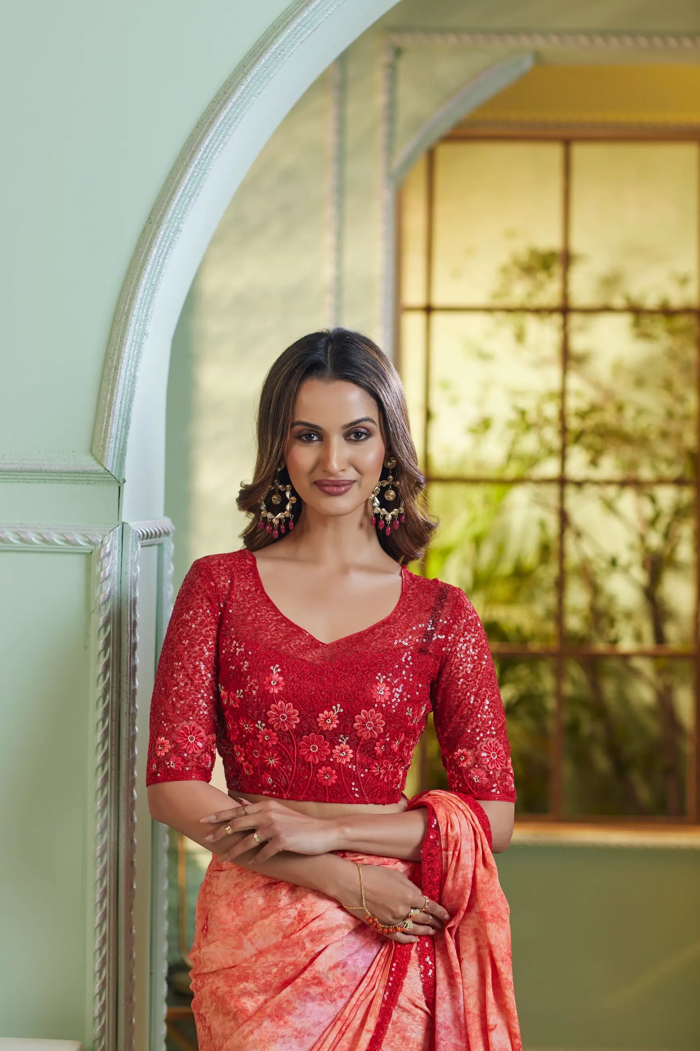 Sari de soirée pêche en chiffon cristal avec broderie de sequins et fil