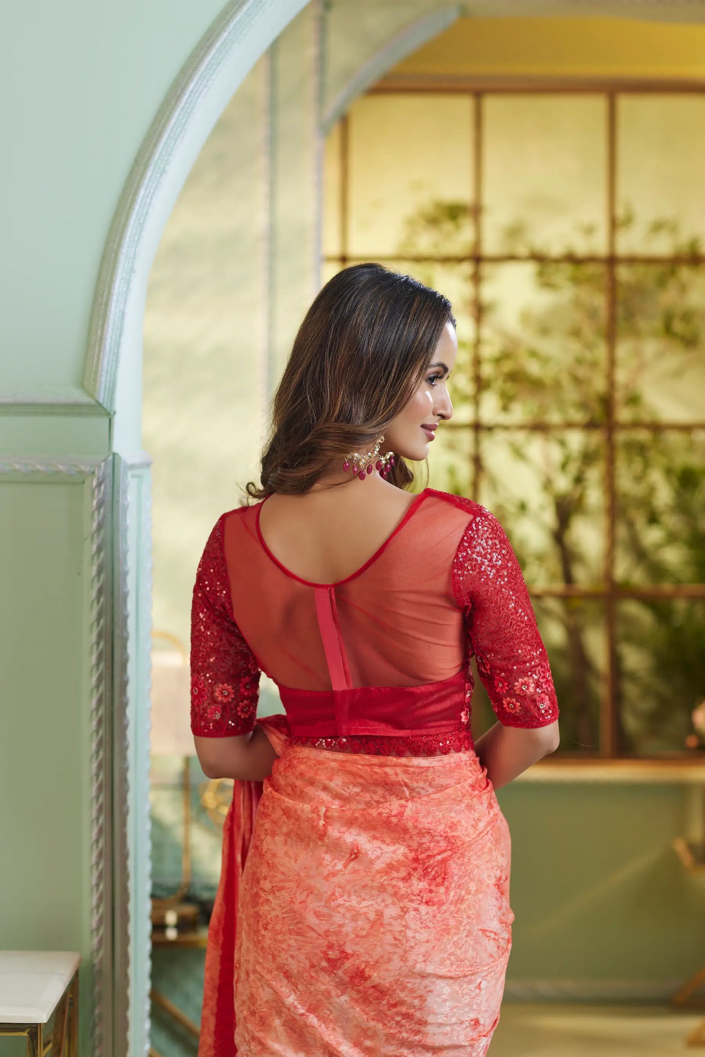 Sari de soirée pêche en chiffon cristal avec broderie de sequins et fil