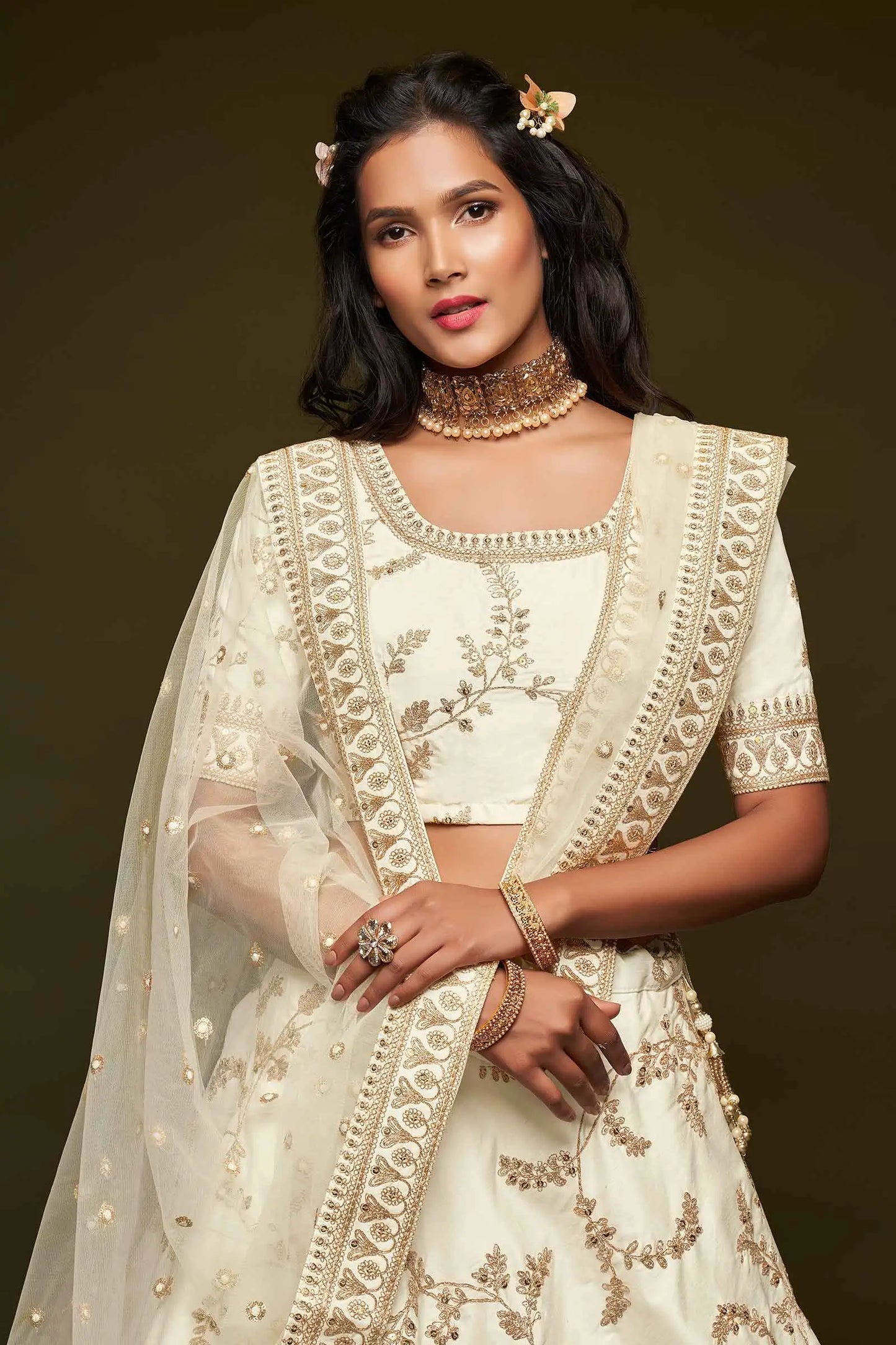 Lehenga Choli en Soie Blanche avec Broderies au Fil, Zari, Dori et Sequins