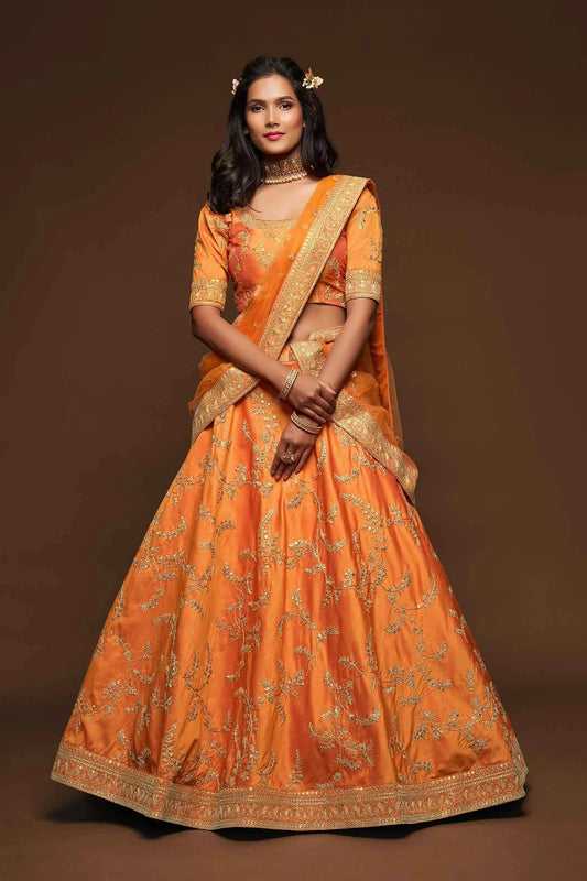 Lehenga Choli en Soie Orange avec Broderies au Fil, Zari, Dori et Sequins