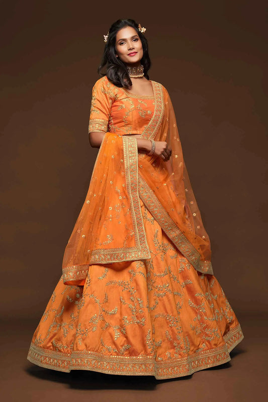 Lehenga Choli en Soie Orange avec Broderies au Fil, Zari, Dori et Sequins