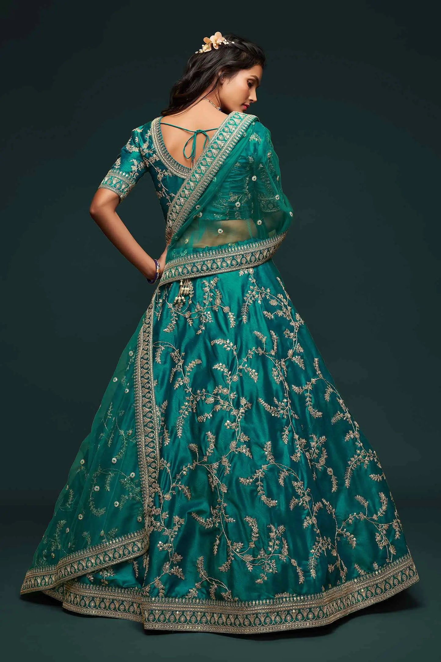 Lehenga Choli en Soie Vert Aigue-Marine Foncé avec Broderies au Fil, Zari, Dori et Sequins