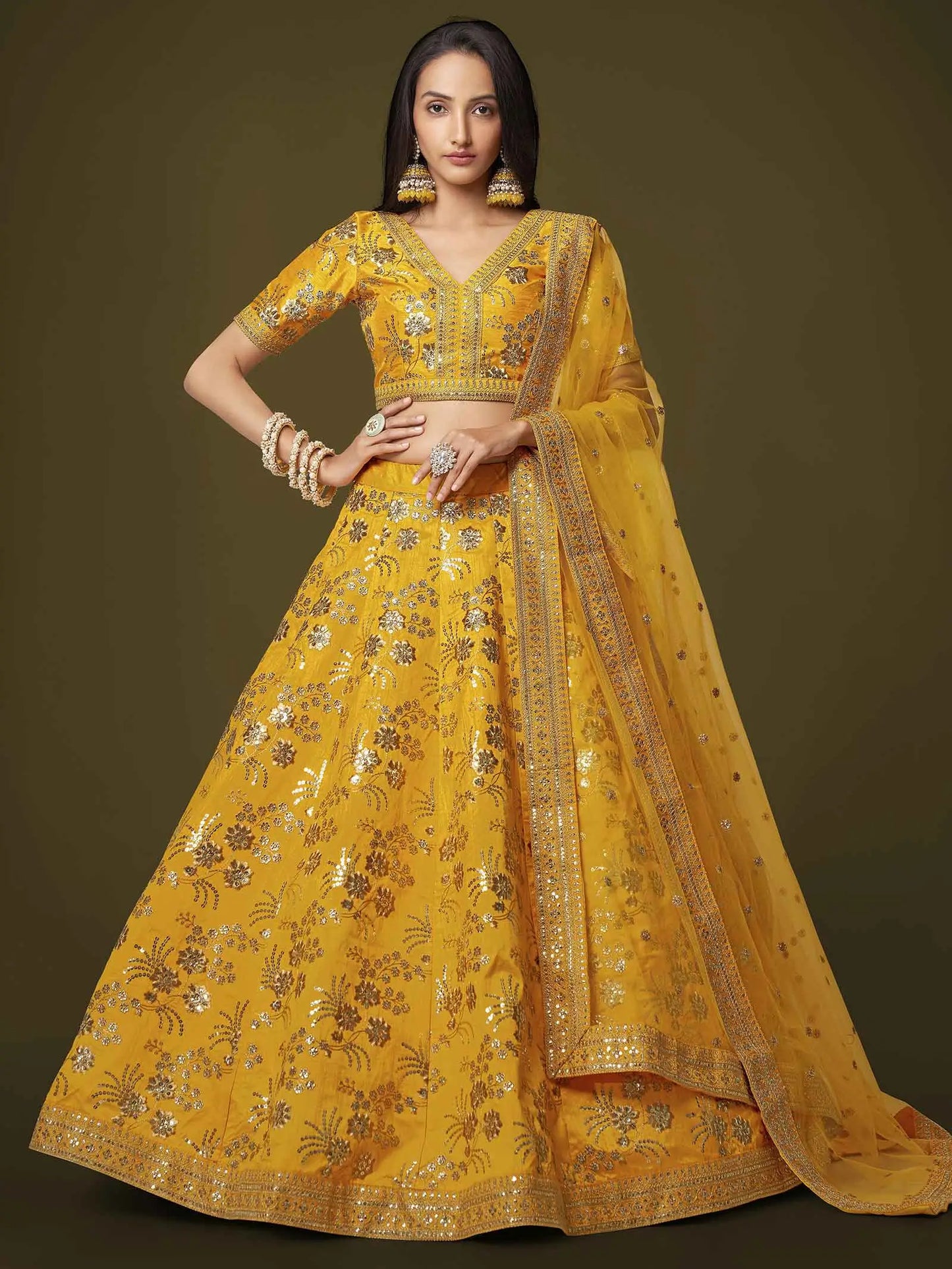 Lehenga en Soie Jaune avec Broderie Zari, Paillettes et Dori