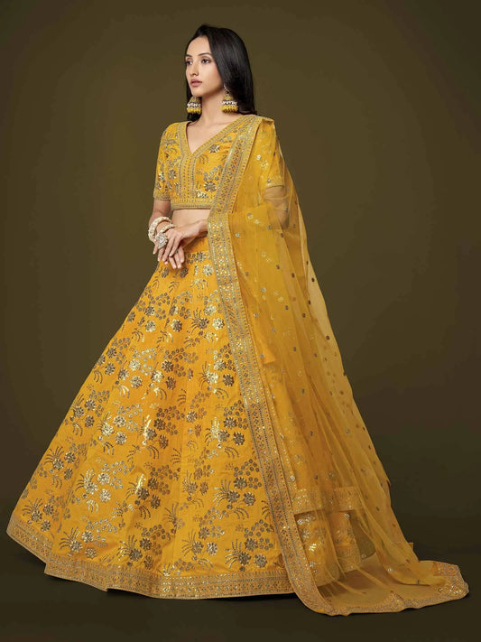 Lehenga en Soie Jaune avec Broderie Zari, Paillettes et Dori