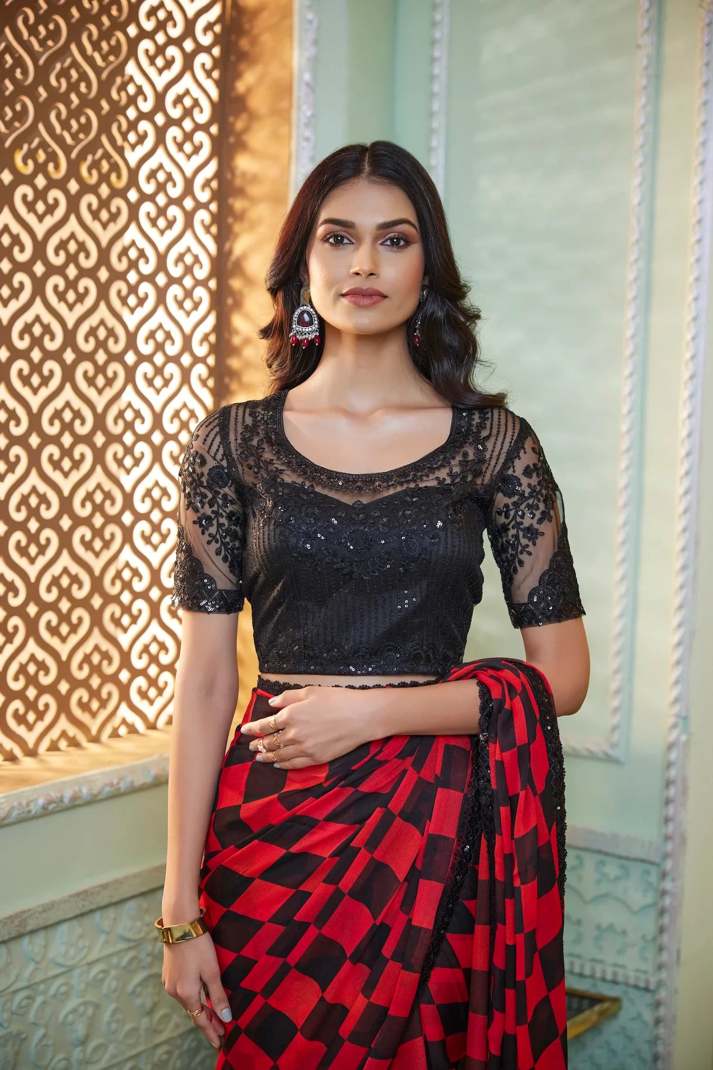 Sari de soirée en chiffon rouge et noir avec broderie en sequins et fil