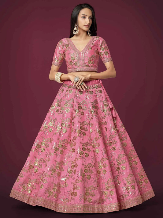 Lehenga en soie rose avec broderie de paillettes zari et dori