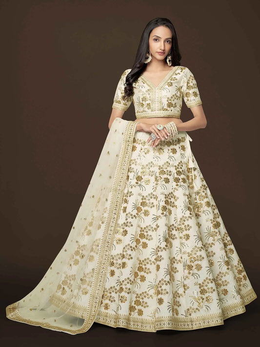 Lehenga en soie blanche avec broderie en zari, sequins et fil Dori