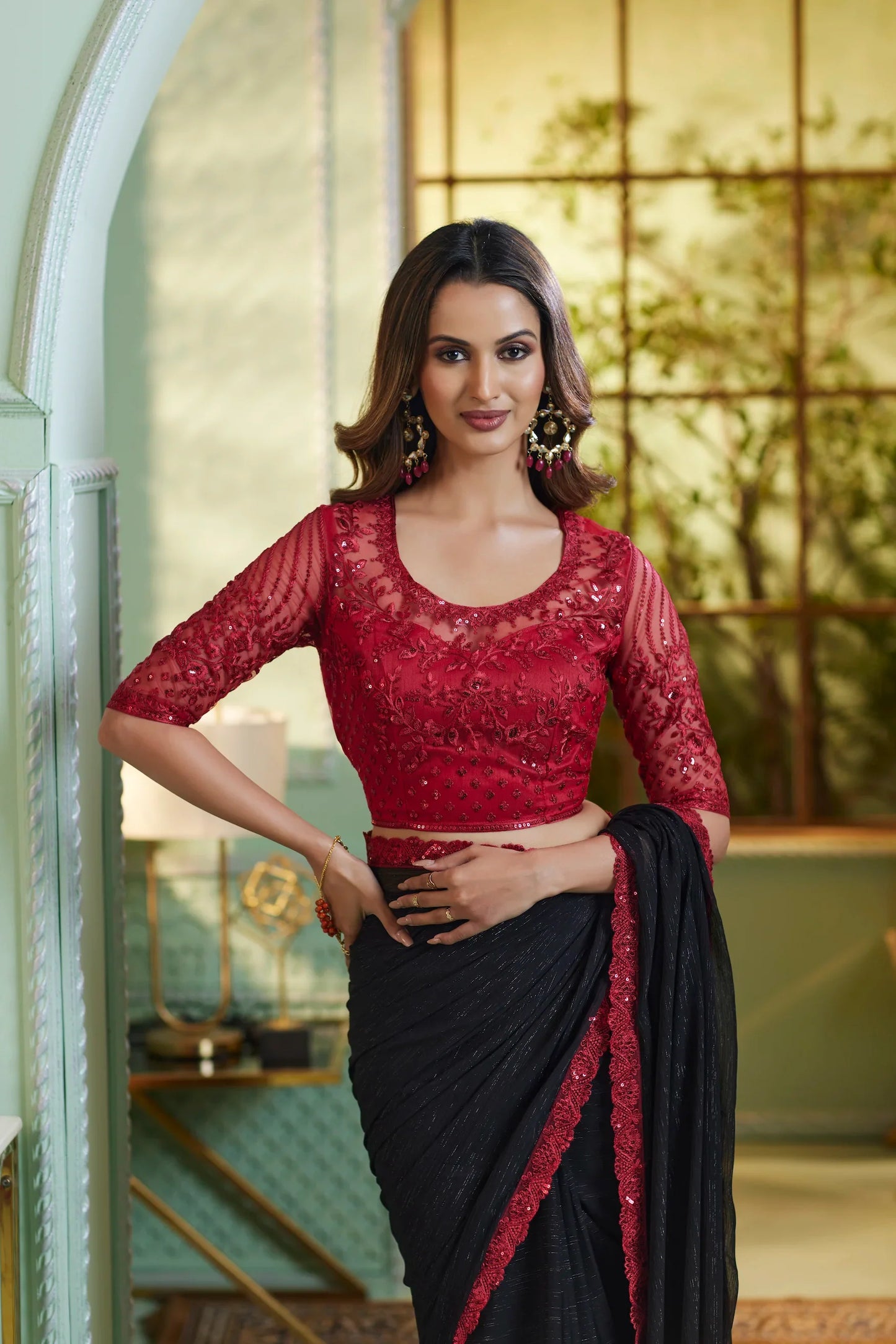 Sari noir en chiffon pour soirées avec broderie en sequins et fils