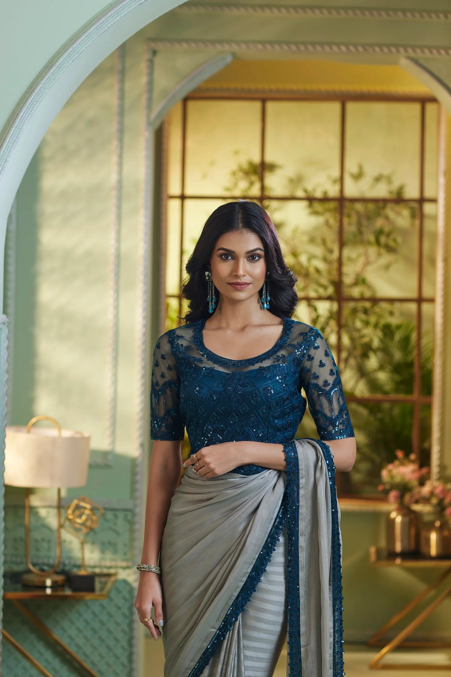 Sari de soirée gris en soie georgette avec broderie en sequins et fil