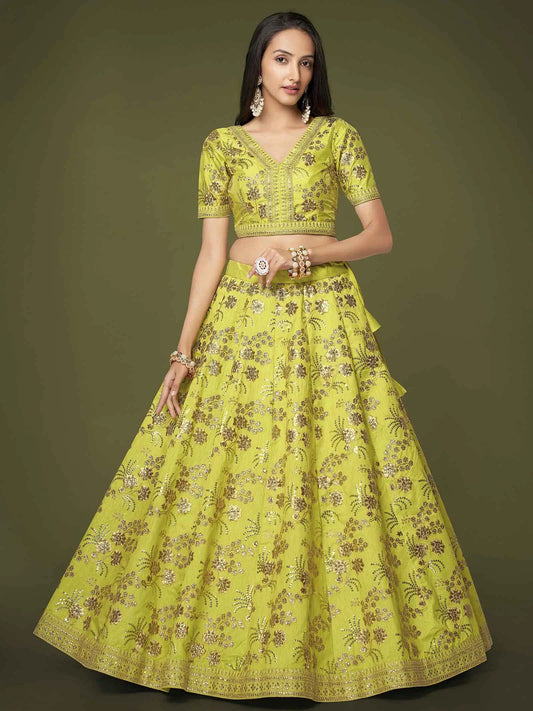 Lehenga en soie néon avec travail d'embroderie Zari, sequins et dori