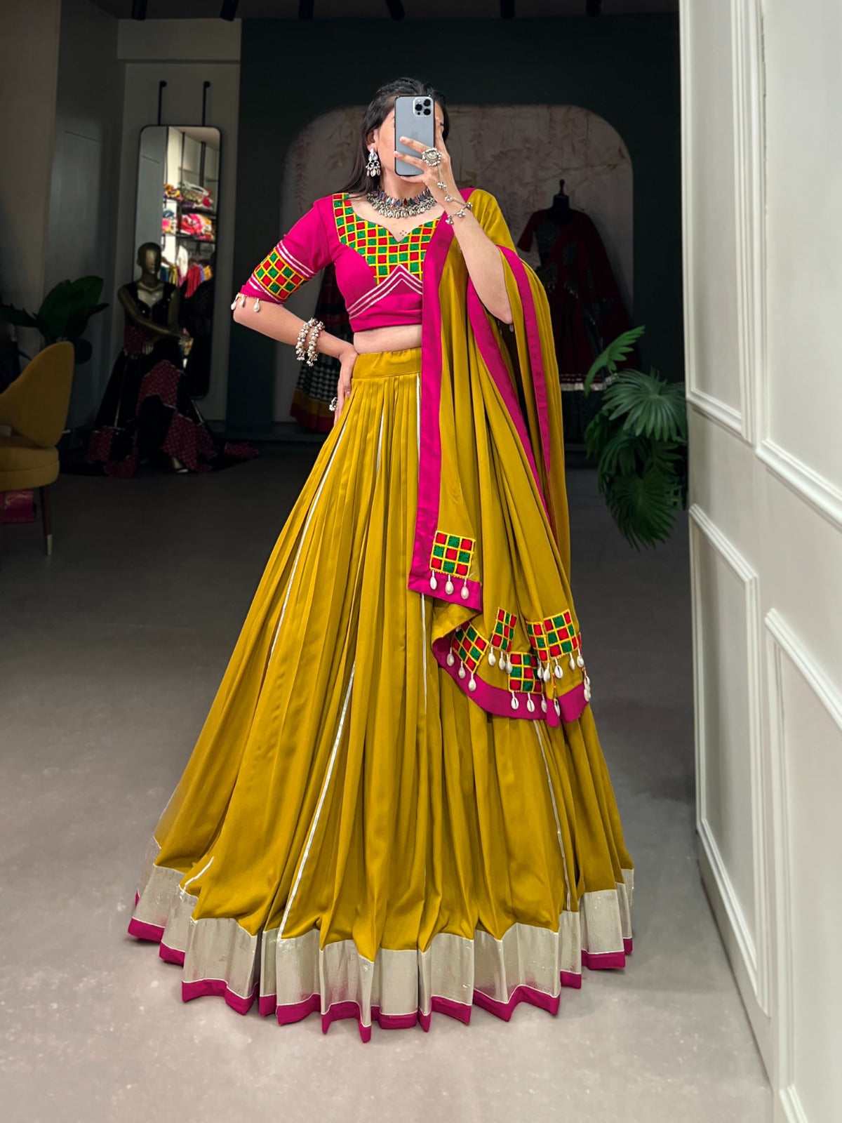 Eleganter rosa-grauer Braut-Lehenga mit Zarkan-Stickerei und Pailletten