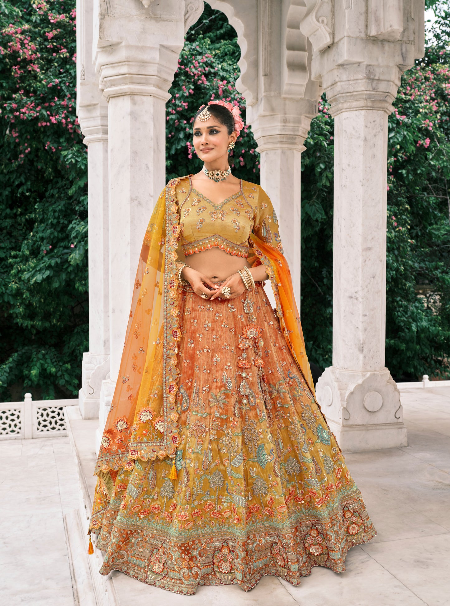 Lehenga de mariée jaune foncé et orange en soie fantaisie avec broderies COLLECTION ESHA