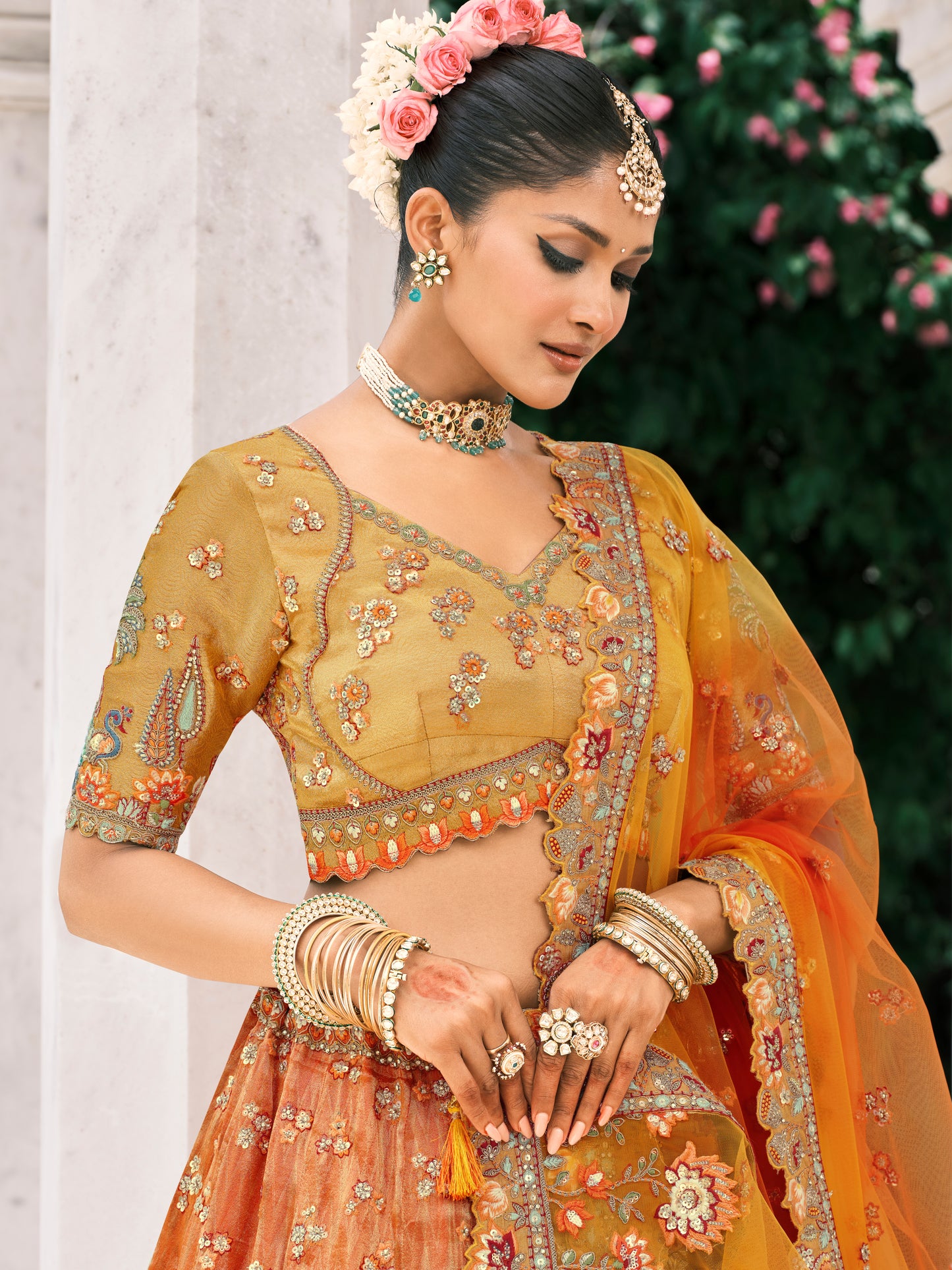 Lehenga de mariée jaune foncé et orange en soie fantaisie avec broderies COLLECTION ESHA