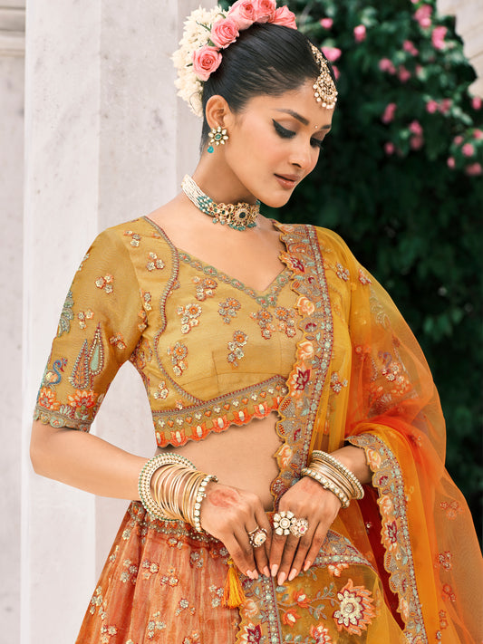 Lehenga de mariée jaune foncé et orange en soie fantaisie avec broderies COLLECTION ESHA