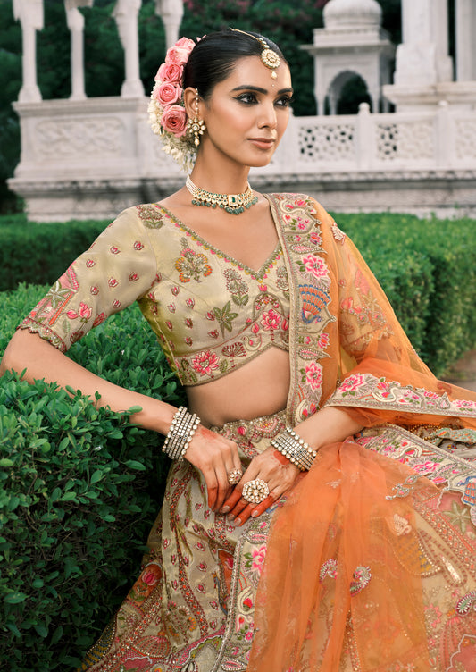 Lehenga de mariée beige vintage et orange en soie fantaisie avec broderies COLLECTION ESHA