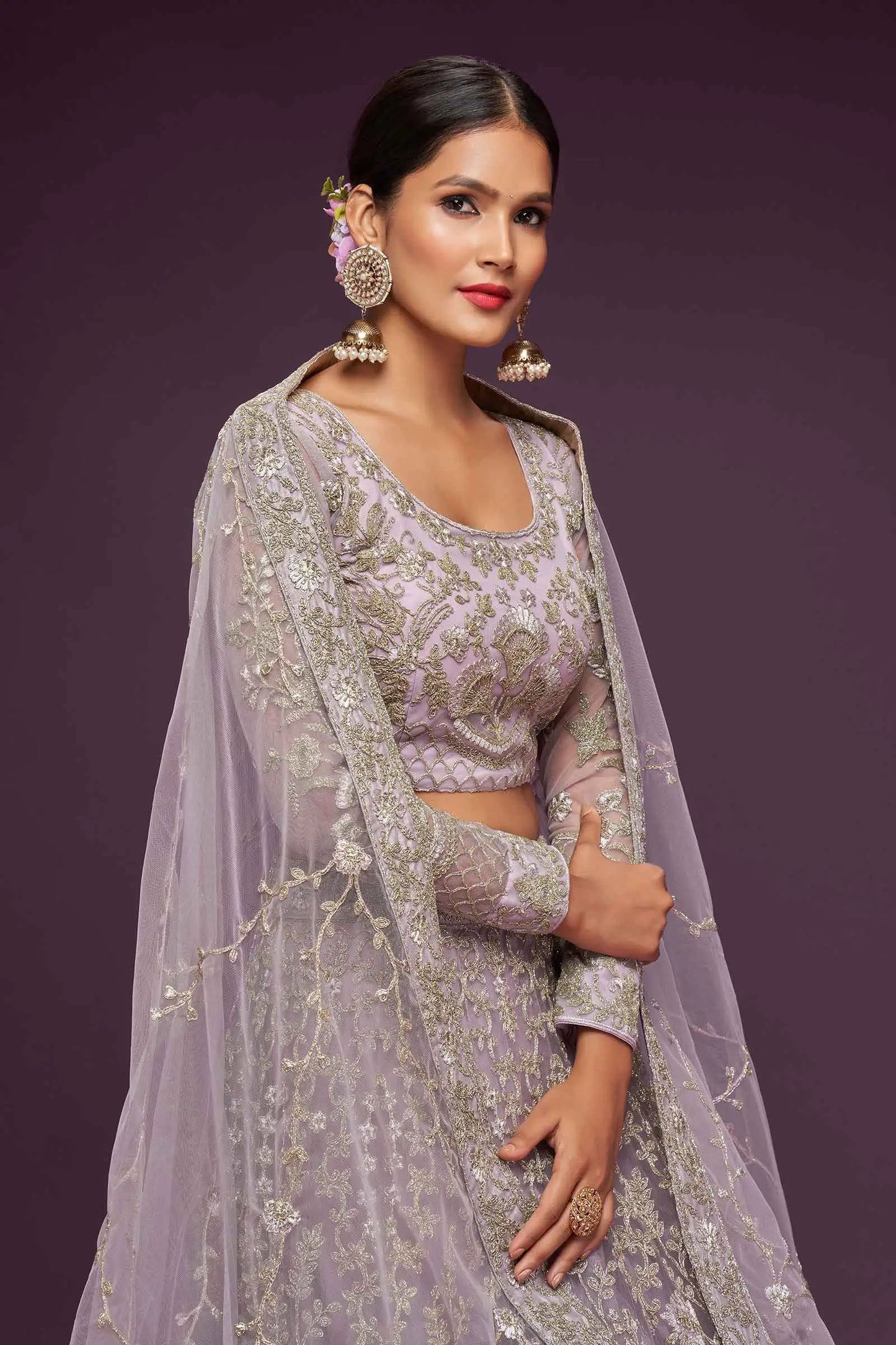 Lehenga violet orchidée en filet doux avec broderie en fil, zari, badla et dori paille COLLECTION JESAL