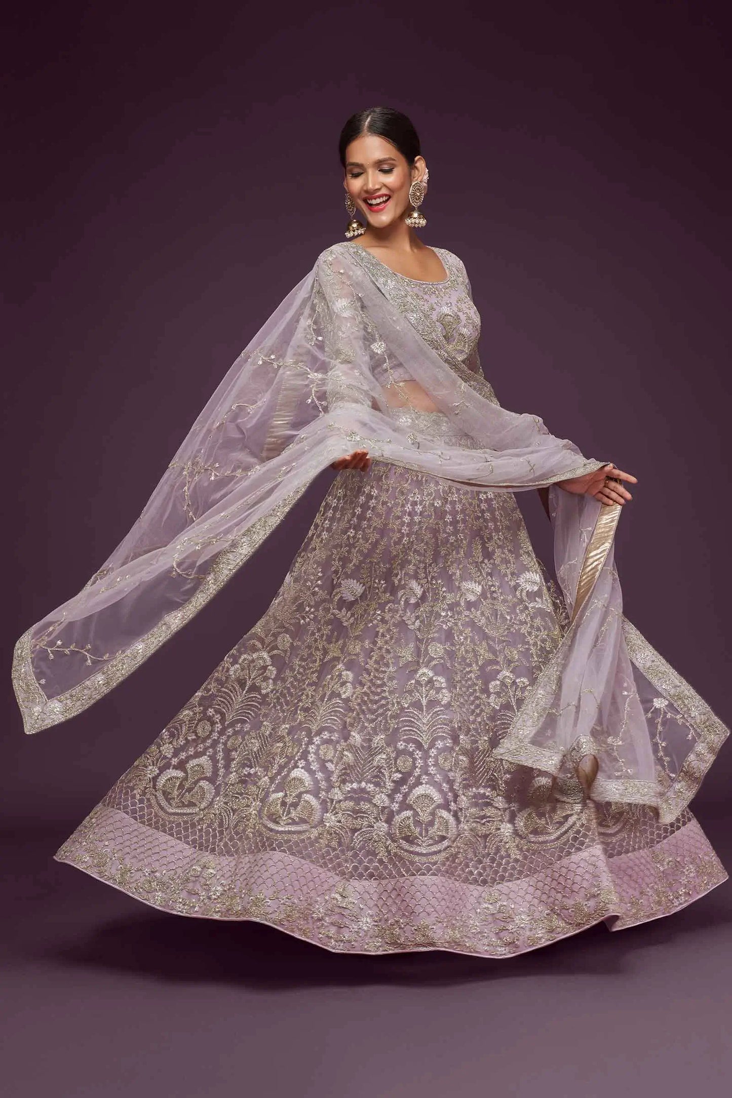 Lehenga violet orchidée en filet doux avec broderie en fil, zari, badla et dori paille COLLECTION JESAL
