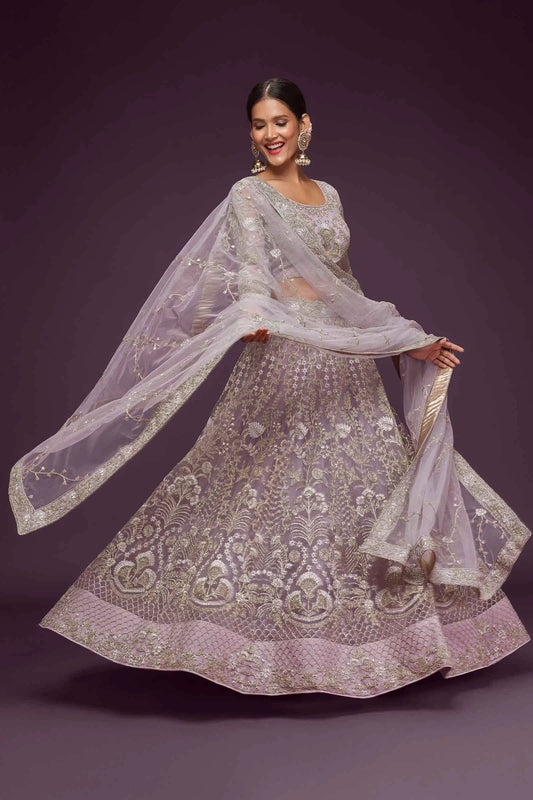 Lehenga violet orchidée en filet doux avec broderie en fil, zari, badla et dori paille COLLECTION JESAL