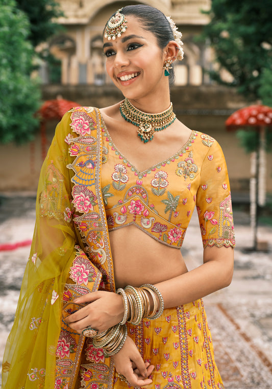 Lehenga de mariée jaune et rose en soie fantaisie avec broderies COLLECTION ESHA