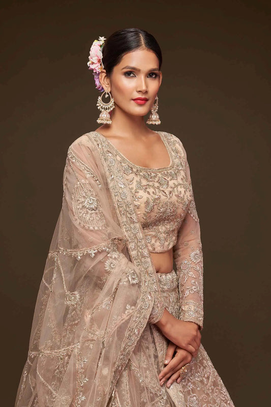 Lehenga Beige Royal en filet doux avec broderie en fil, zari, badla et fil dori pailleté COLLECTION JESAL