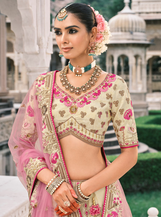Lehenga de mariée beige clair aux tons roses pastels en soie fantaisie avec broderies COLLECTION ESHA