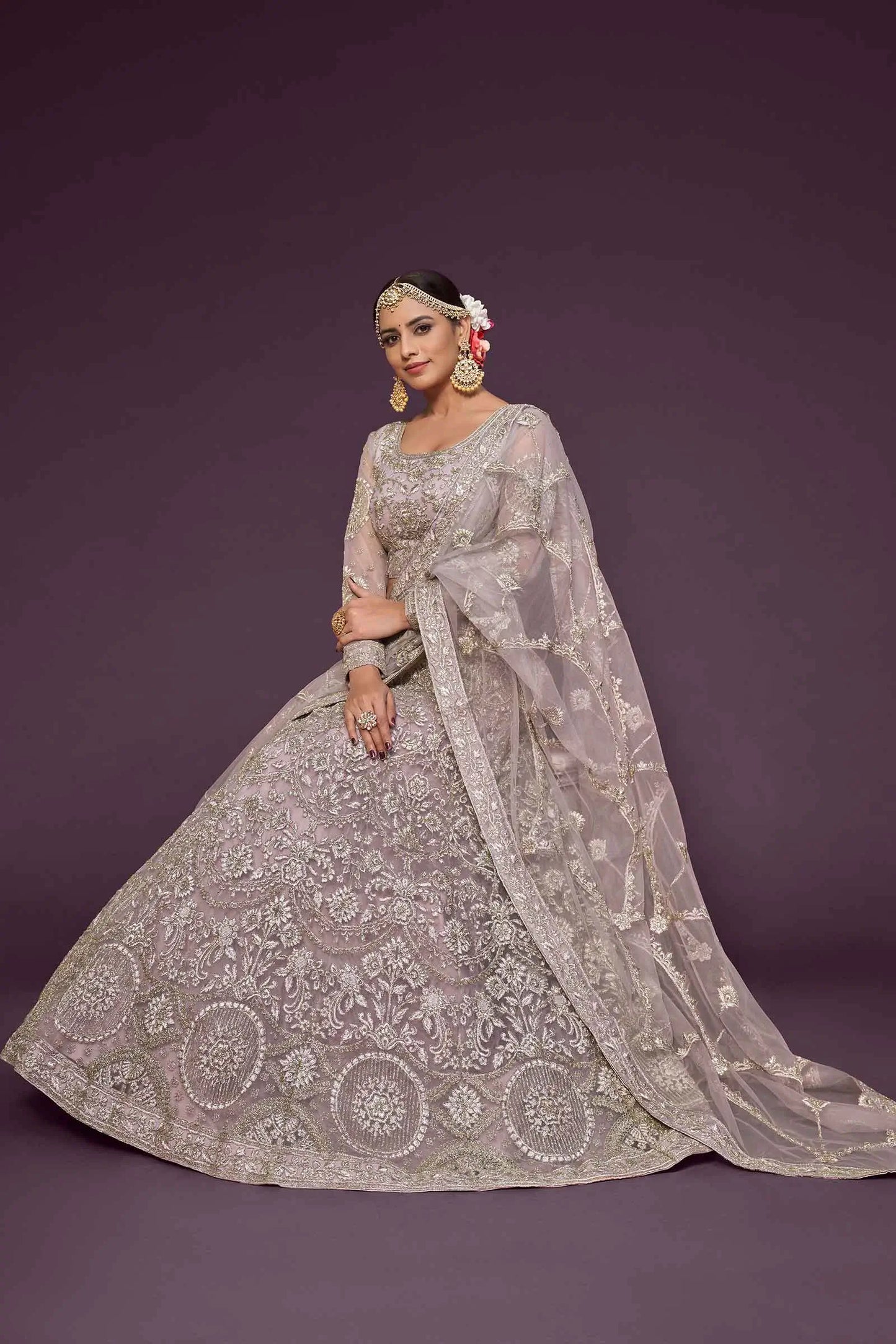 Lehenga Choli en tulle doux Violet Orchidée avec broderie en fil, zari, badla et dori pailleté COLLECTION JESAL