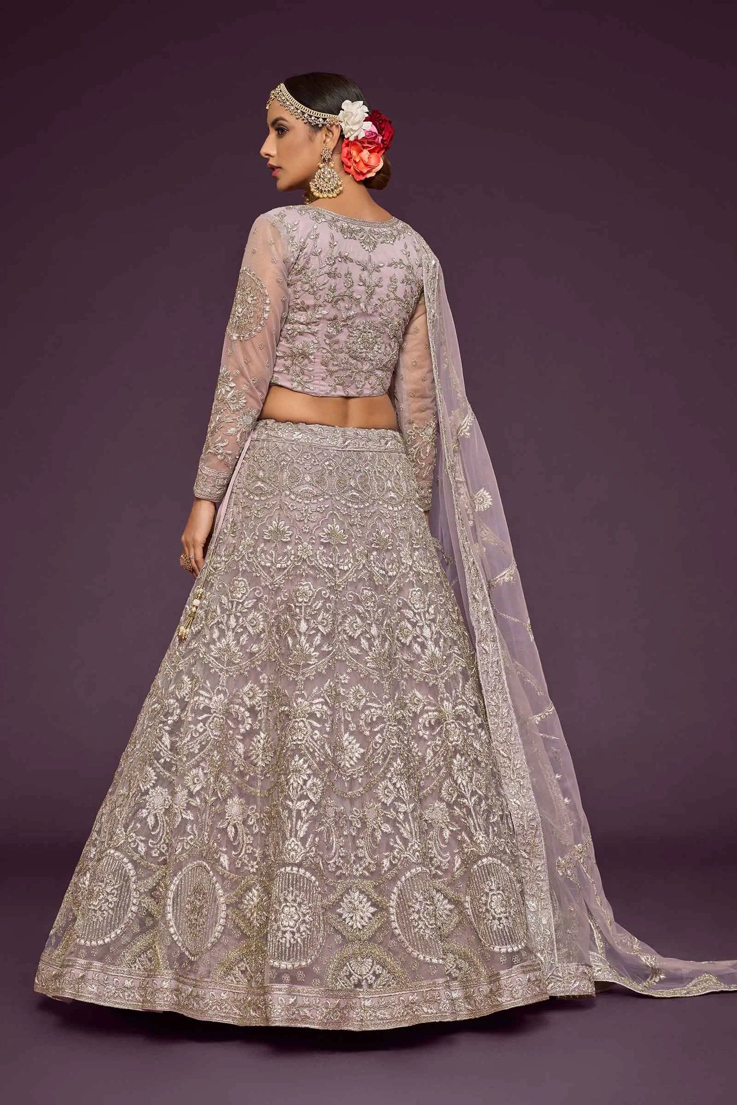 Lehenga Choli en tulle doux Violet Orchidée avec broderie en fil, zari, badla et dori pailleté COLLECTION JESAL