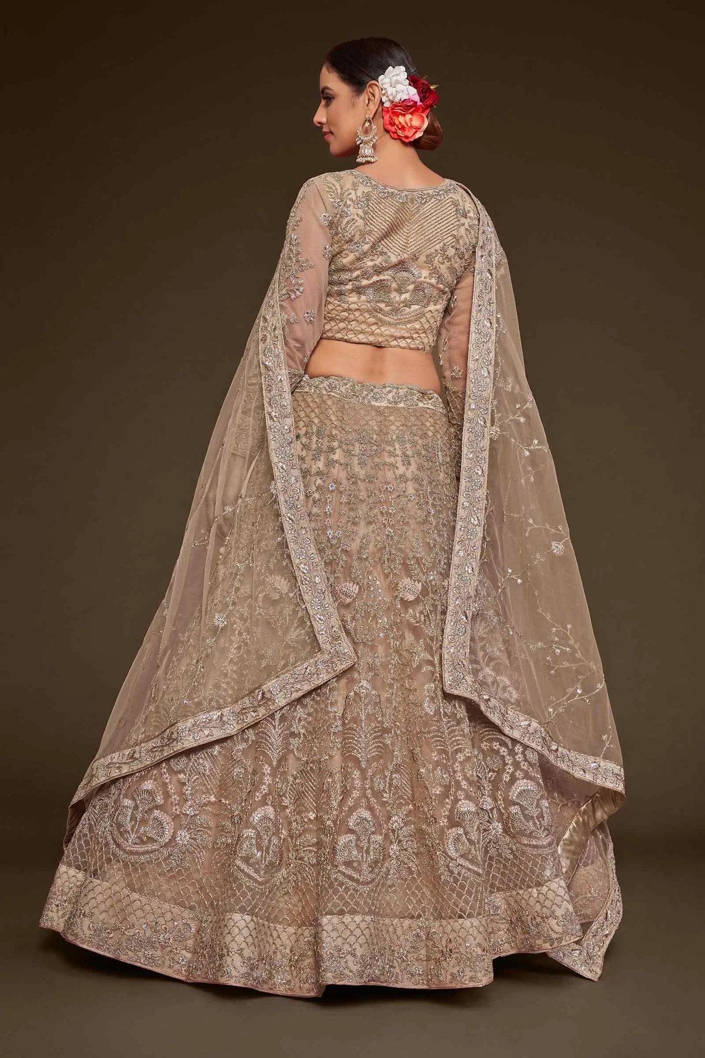 Lehenga Choli en tulle doux Beige Royal avec broderie en fil, zari, badla et dori pailleté COLLECTION JESAL