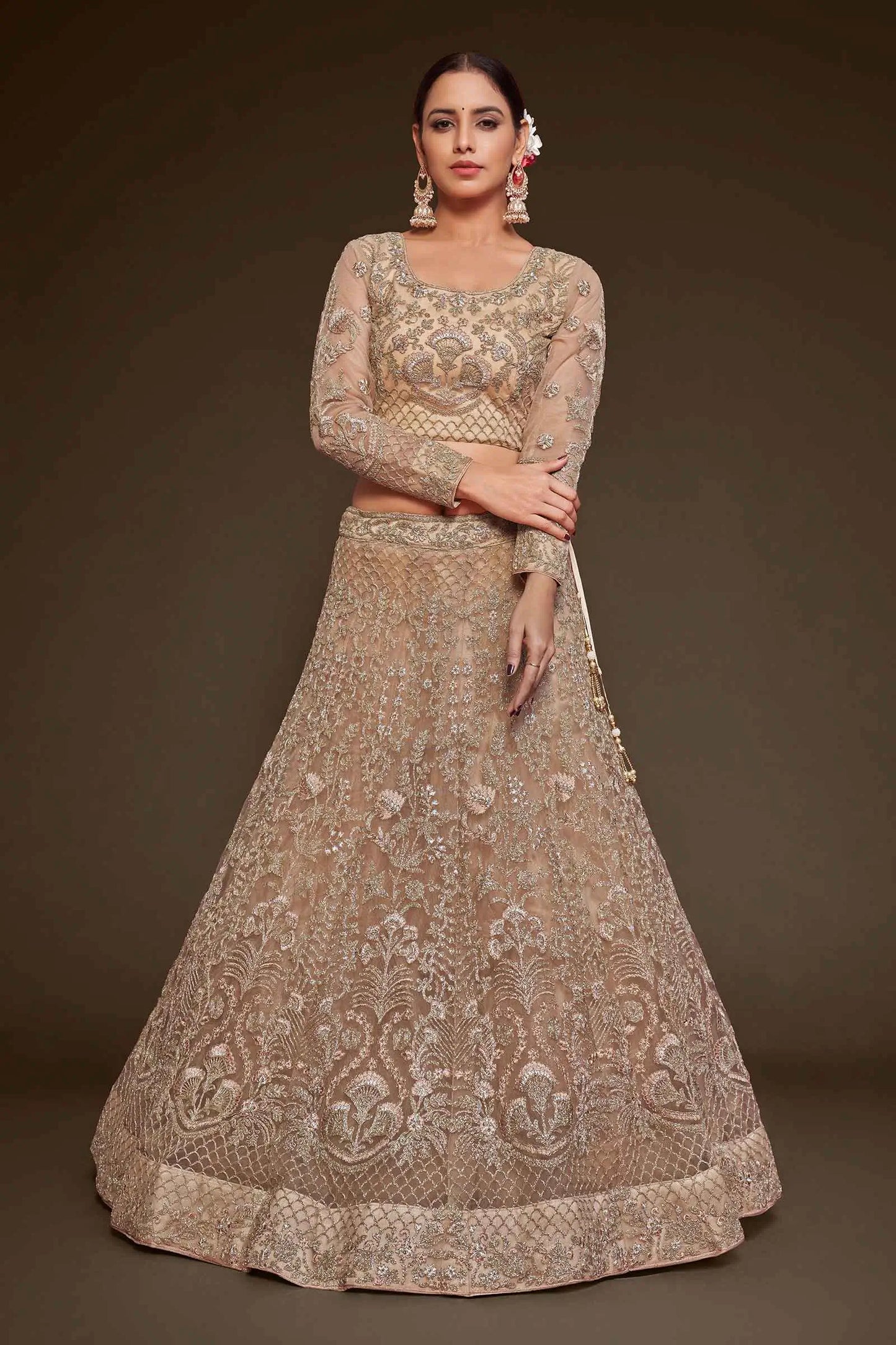 Lehenga Choli en tulle doux Beige Royal avec broderie en fil, zari, badla et dori pailleté COLLECTION JESAL