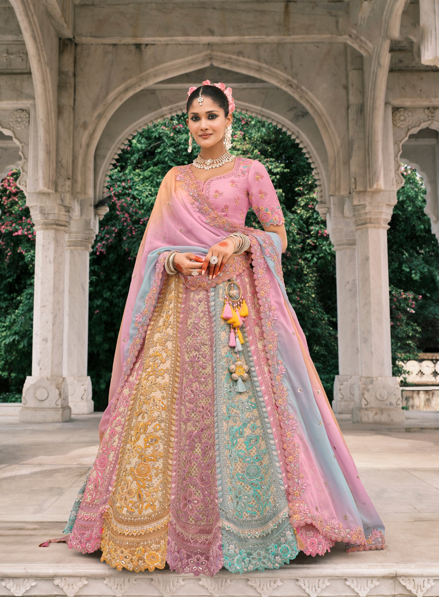 Lehenga de mariée rose clair aux tons pastels multicolores en soie fantaisie avec broderies COLLECTION ESHA
