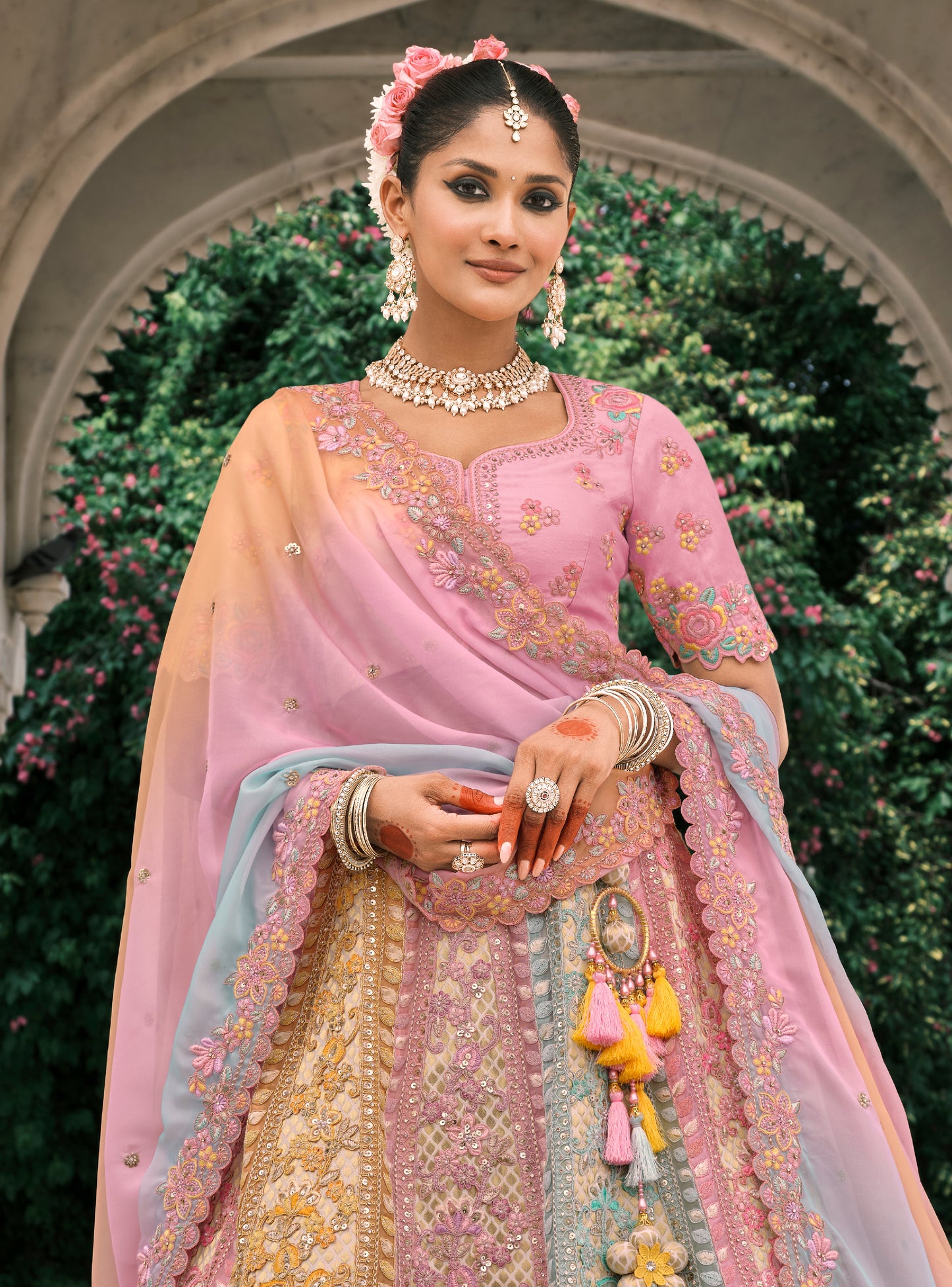 Lehenga de mariée rose clair aux tons pastels multicolores en soie fantaisie avec broderies COLLECTION ESHA