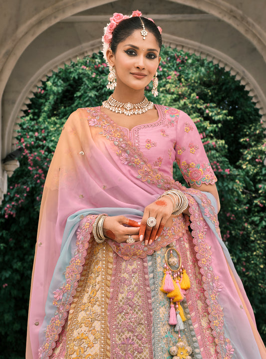Lehenga de mariée rose clair aux tons pastels multicolores en soie fantaisie avec broderies COLLECTION ESHA