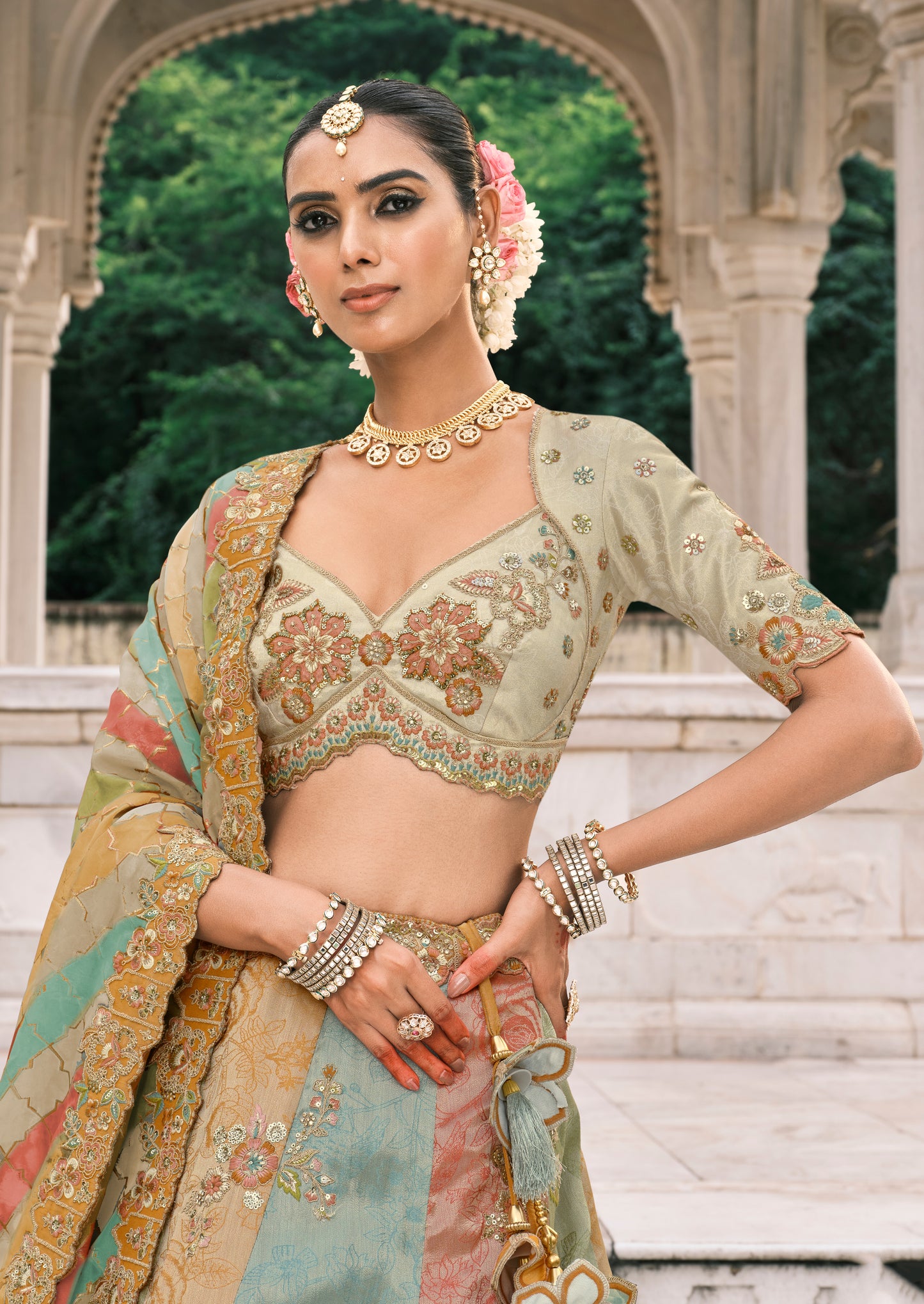 Lehenga de mariée vert d’eau multicolore en soie fantaisie avec broderies COLLECTION ESHA